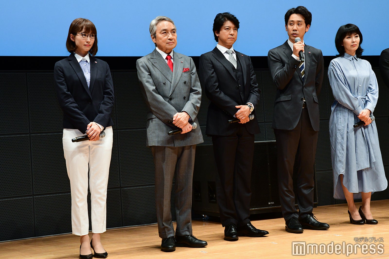 （左から）笹本玲奈、西郷輝彦、上川隆也、大泉洋、松たか子 （C）モデルプレス