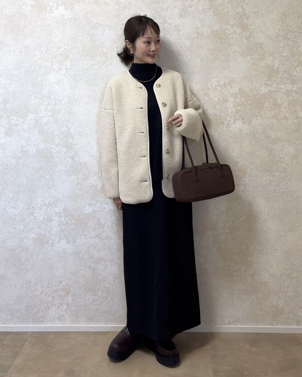 ユニクロボアフリースリラックスカーディガンと黒スカートのモノトーンコーデ