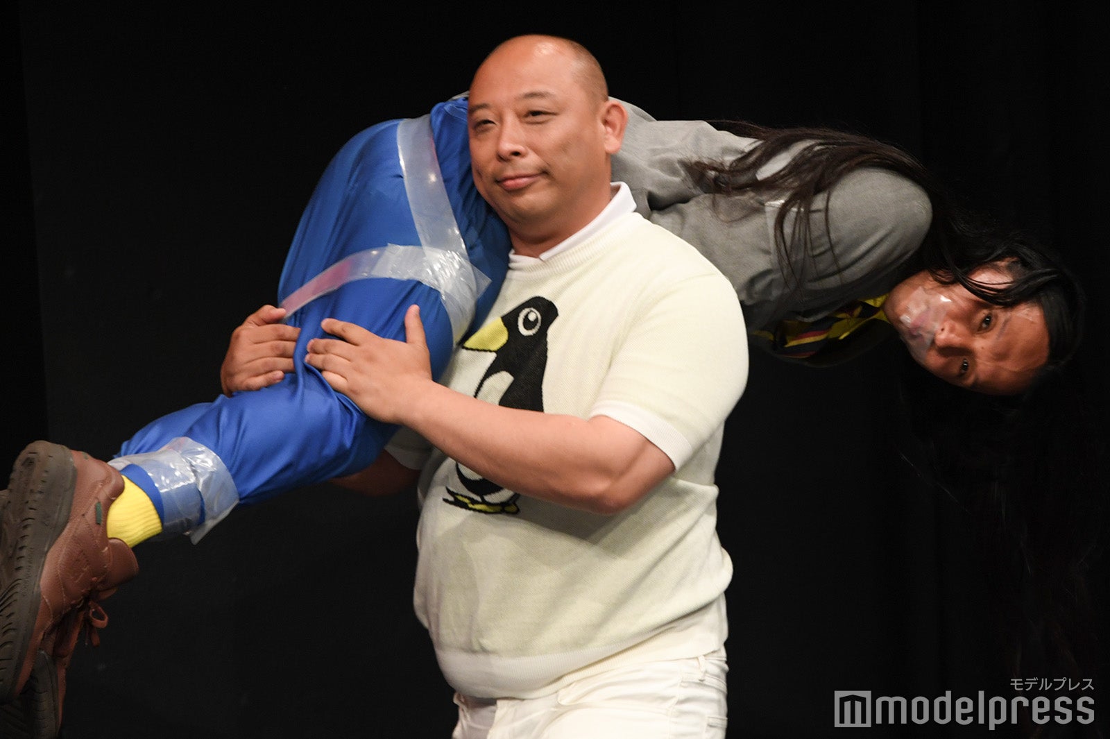 拉致した布川を抱えて登場したみちお（C）モデルプレス