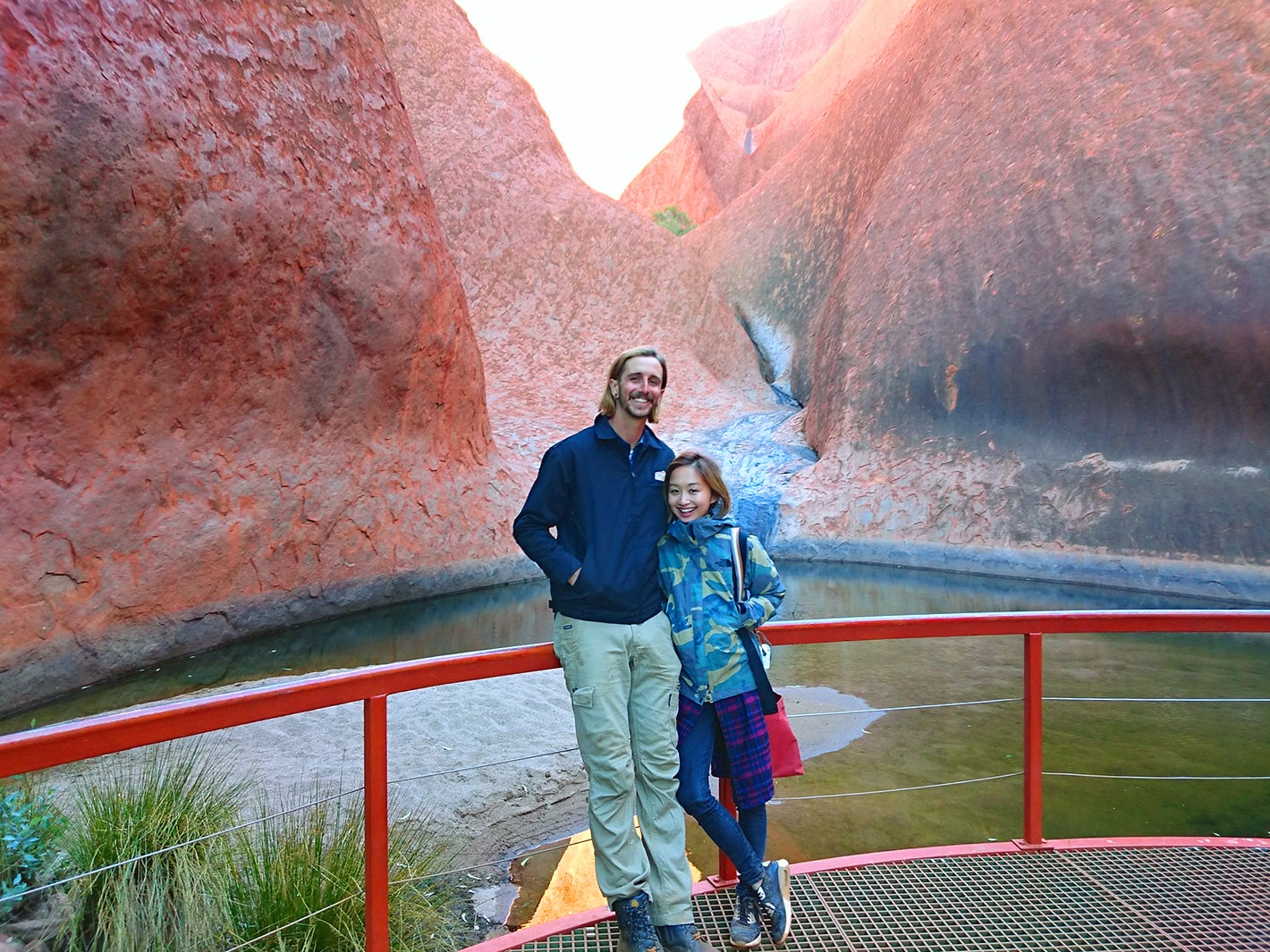 ウルル（エアーズロック）にあるムティジュルの泉でガイドさんと記念撮影／画像提供：ノーザンテリトリー政府観光局