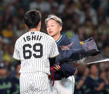 甲子園の阪神ファンが総立ちで異例の「石川コール」引退表明のヤクルト・石川に敬意 藤川監督もベンチ前で拍手送る