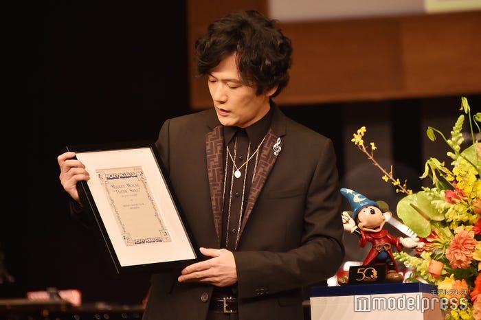 世界に一つしかない楽譜を丁寧に扱う稲垣吾郎(C)モデルプレス