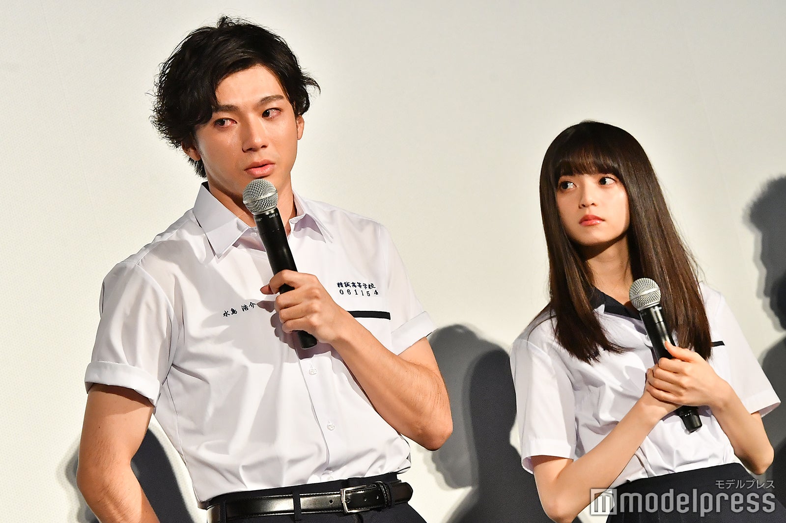 涙する山田裕貴を見守る齋藤飛鳥 （C）モデルプレス