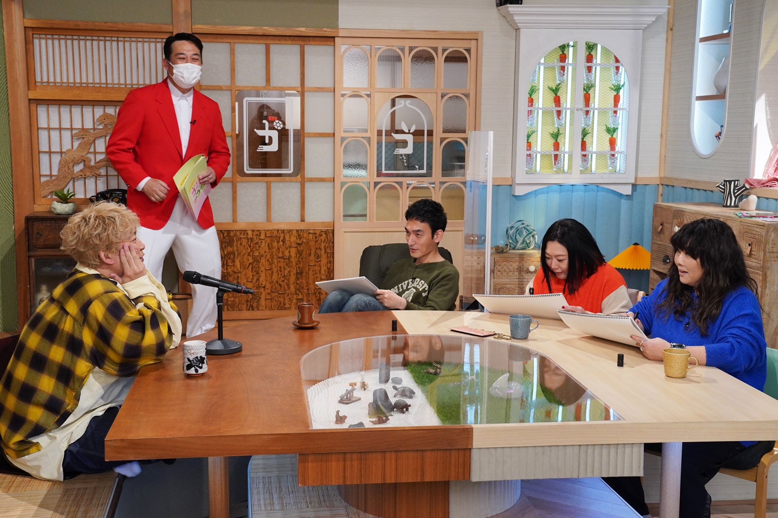 香取慎吾、田崎佑一、草なぎ剛、海原やすよ、海原ともこ（C）読売テレビ