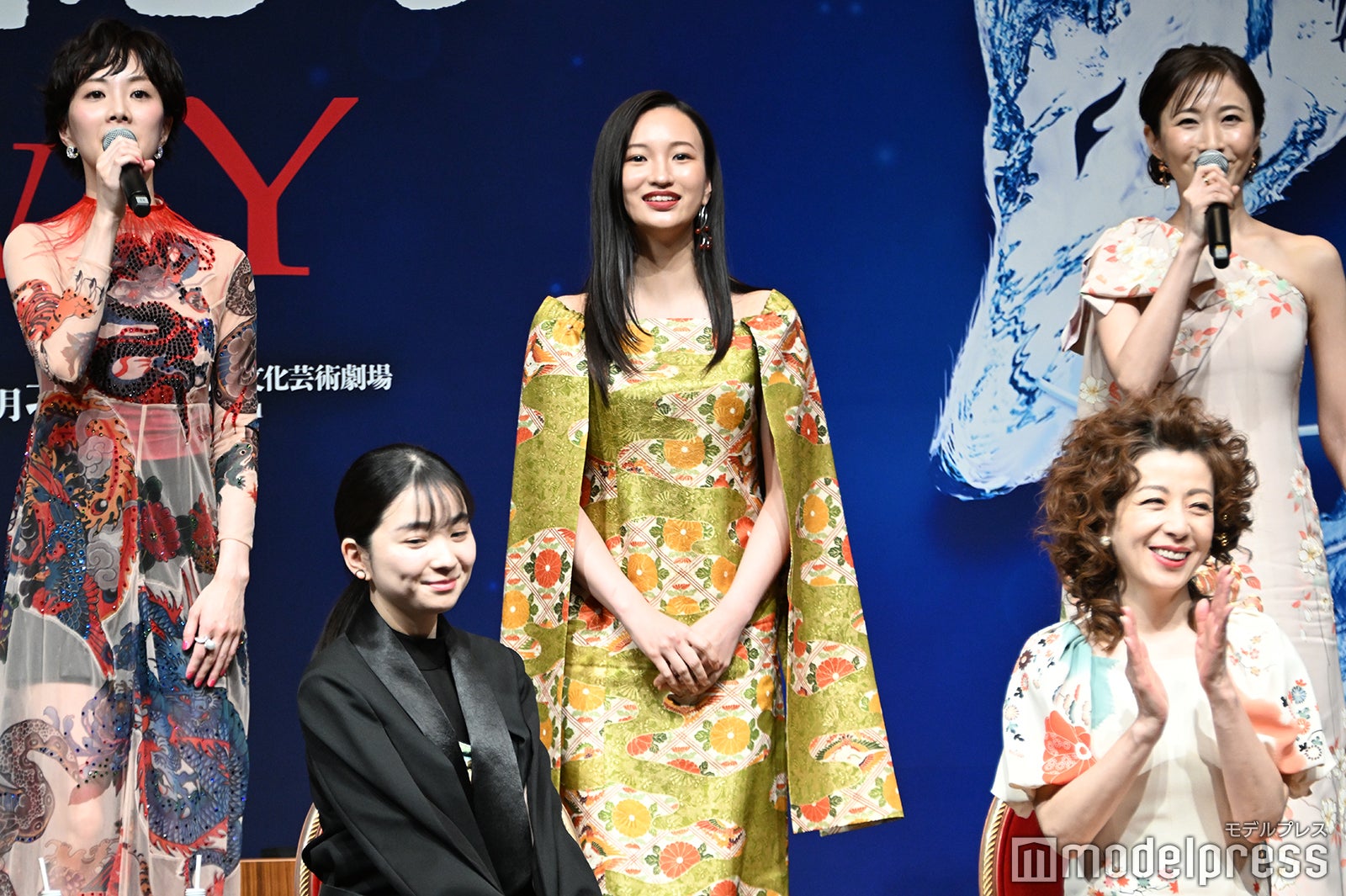 （後列左から）妃海風、華優希、実咲凜音（前列左から）福地桃子、羽野晶紀（C）モデルプレス