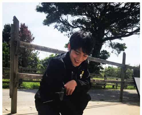 “犬と戯れる”岡田健史にファン悶絶「可愛すぎ」「癒やし」の声