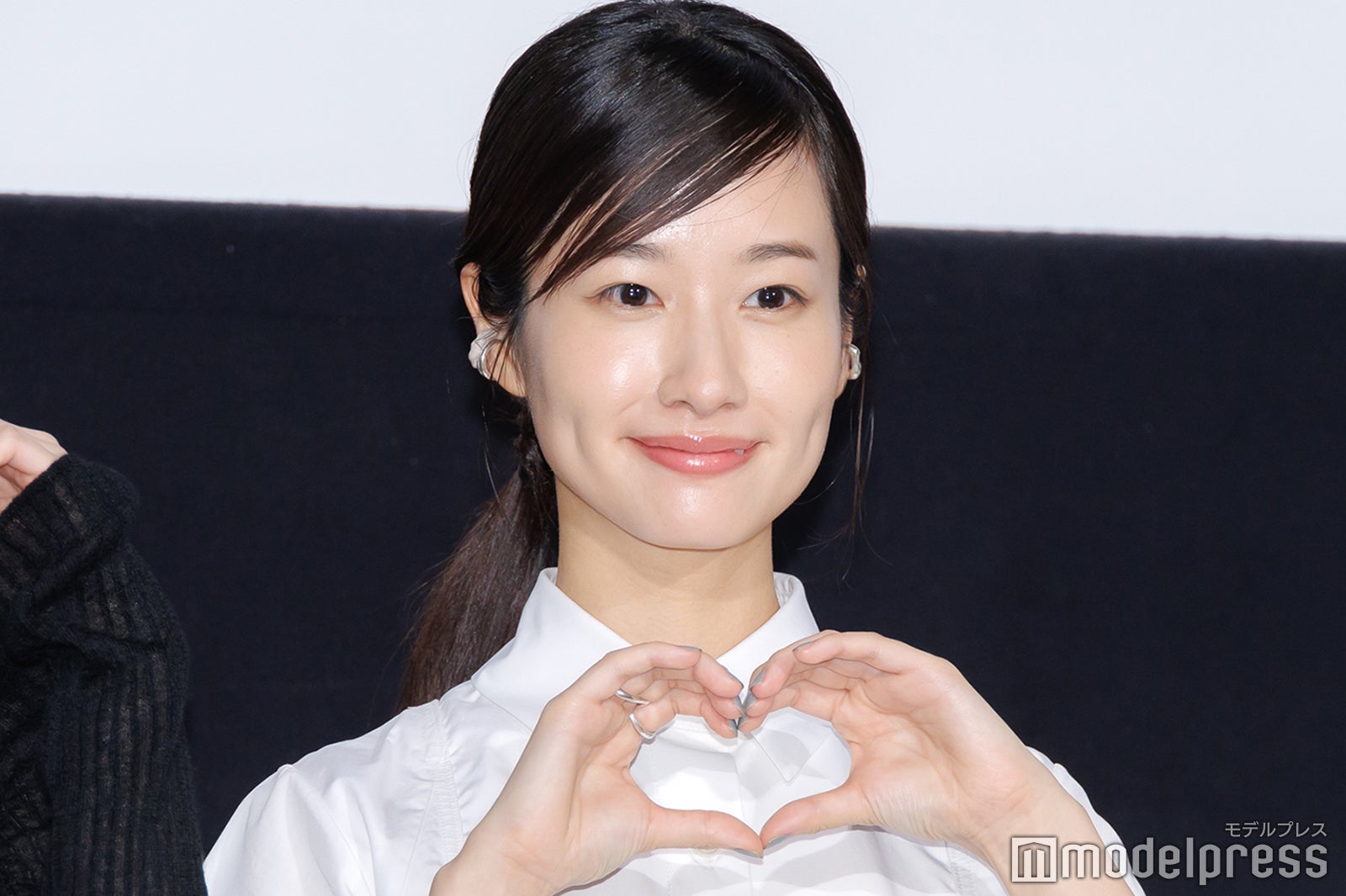 手でハートポーズを作る藤間爽子（C）モデルプレス