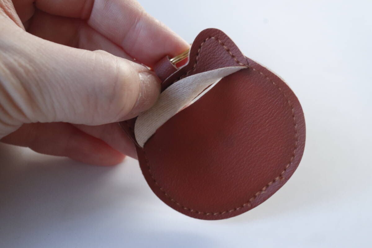 セリアの猫の毛チャームの裏面