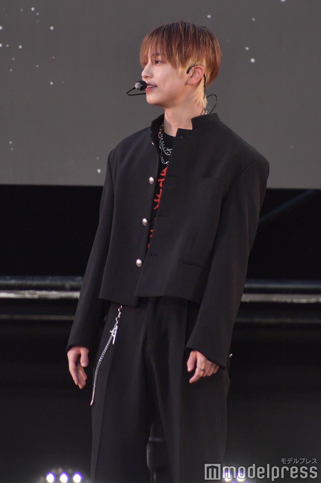 「後方のムービーカメラに目線お願いします」と言われ勘違いして後ろを振り向くTAKI／&TEAM（C）モデルプレス