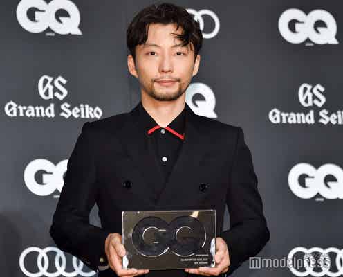 星野源、レアな髭姿で登壇 「働き通しの1年」振り返る<GQ MEN OF THE YEAR 2020>