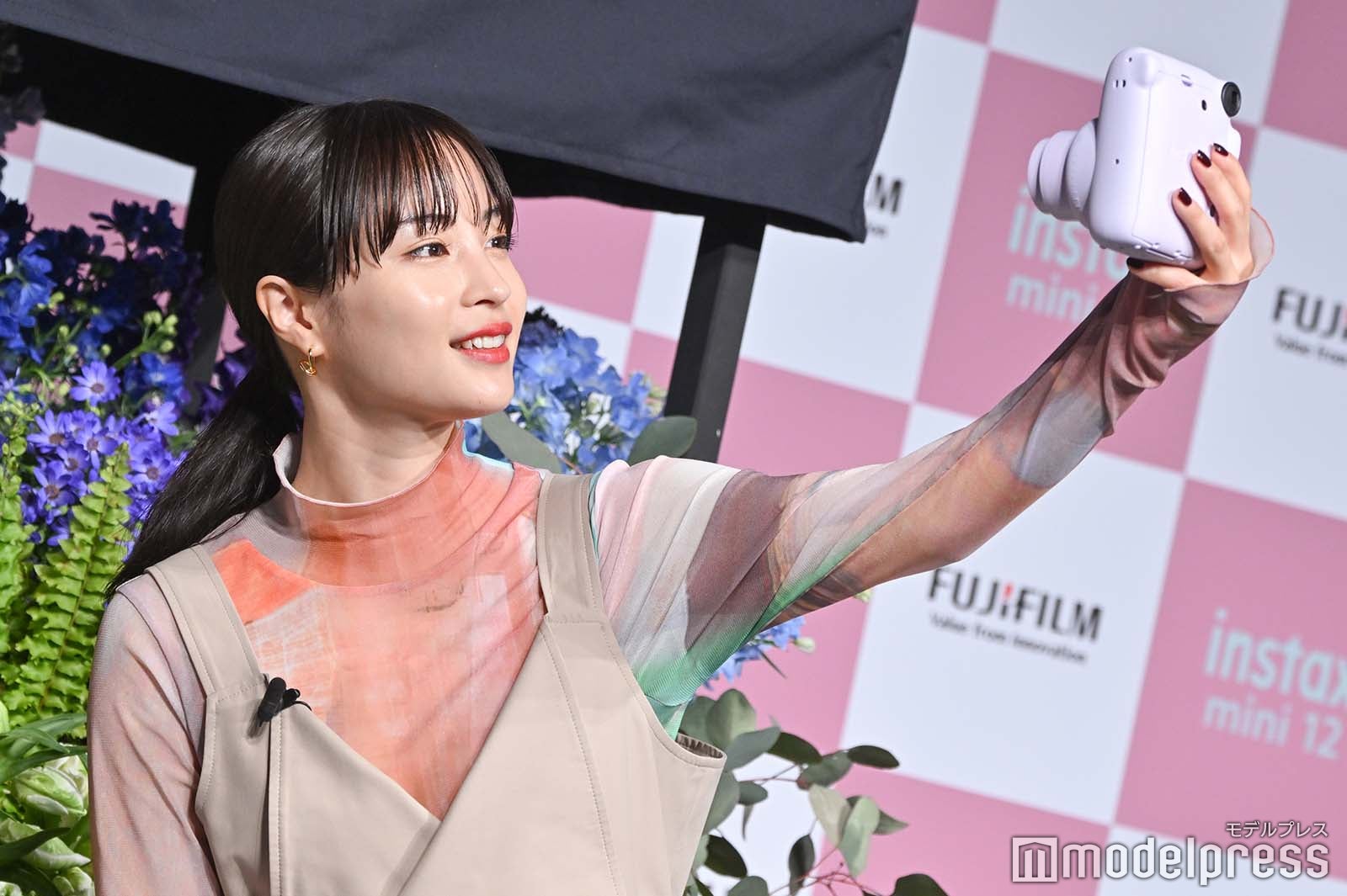 自撮りをする広瀬すず （C）モデルプレス