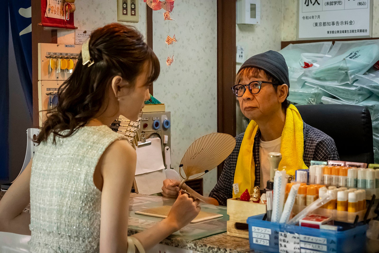 山下美月、山寺宏一「弁護士ソドム」第6話より（C）テレビ東京