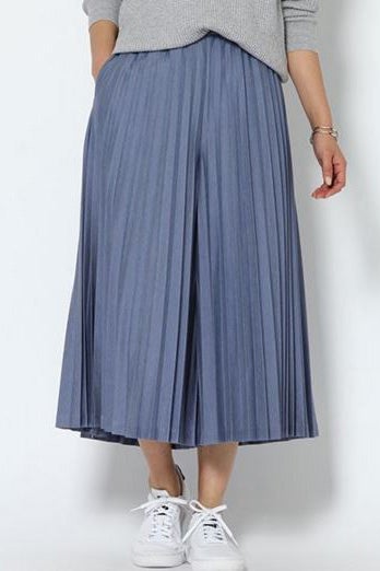 プリーツフレアパンツ「BARNYARDSTORM」16,200円（税込） ／画像提供：[.st]