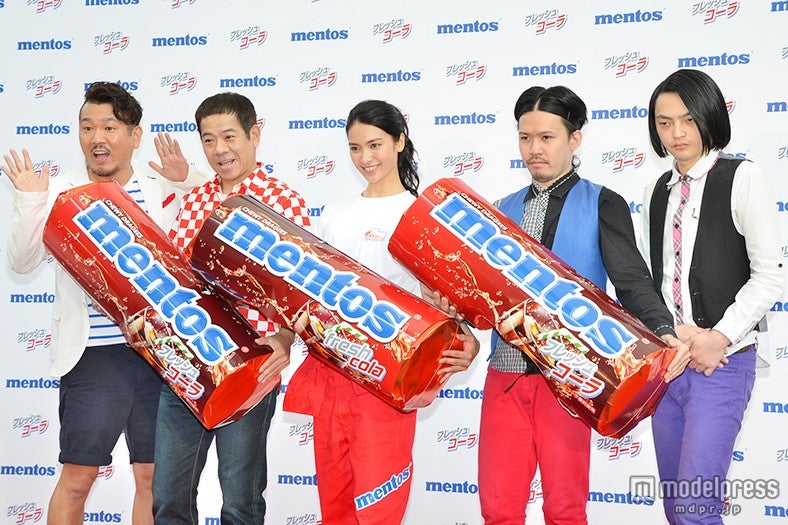 左から：藤本敏史、原西孝幸（FUJIWARA）、秋元才加、伊地知大樹、小沢慎一郎（ピスタチオ）