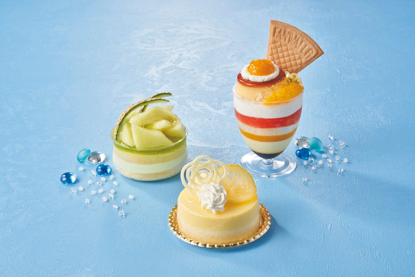 （左）マスクメロンのケーキ～フロマージュブラン～（中）レモンとマスカルポーネのケーキ（右）ダブルプリン・ミニパフェ～2種の柑橘～／画像提供：ユニバーサル・スタジオ・ジャパン