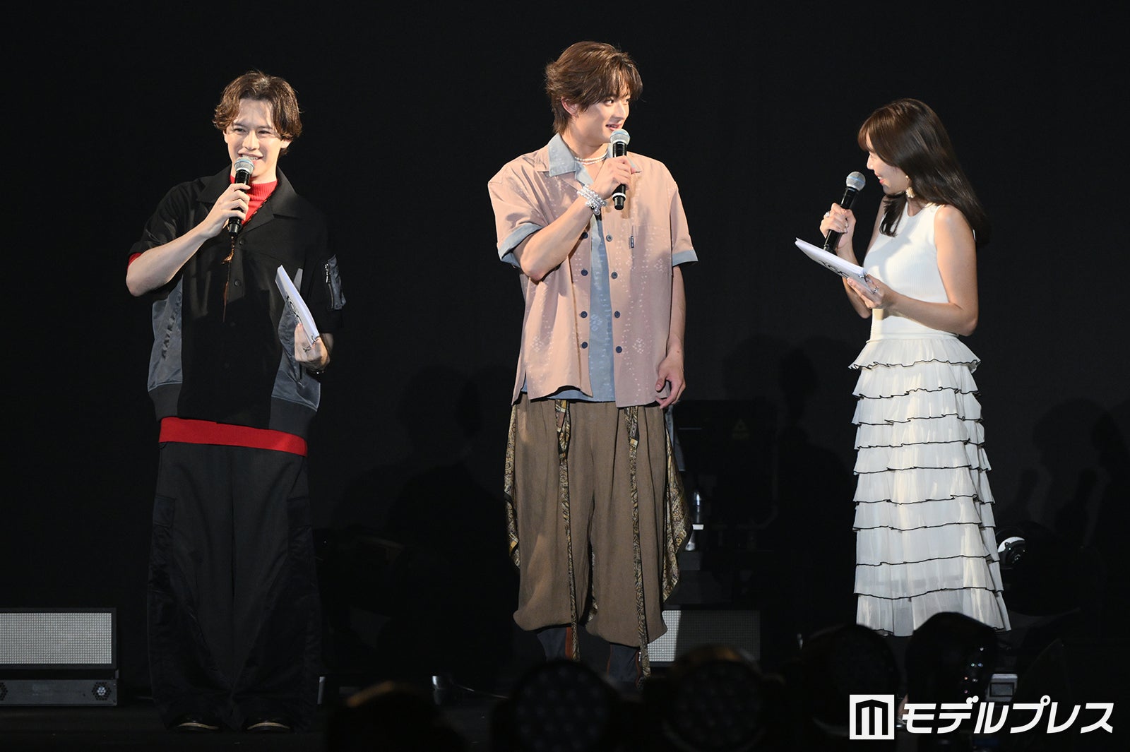 （左から）ウエンツ瑛士、浮所飛貴、中川安奈アナウンサー（C）モデルプレス