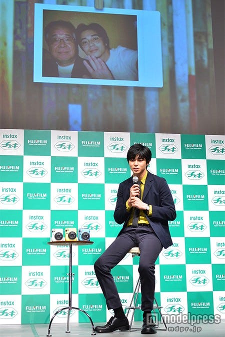 大阪弁の師匠とのセルフィーを公開