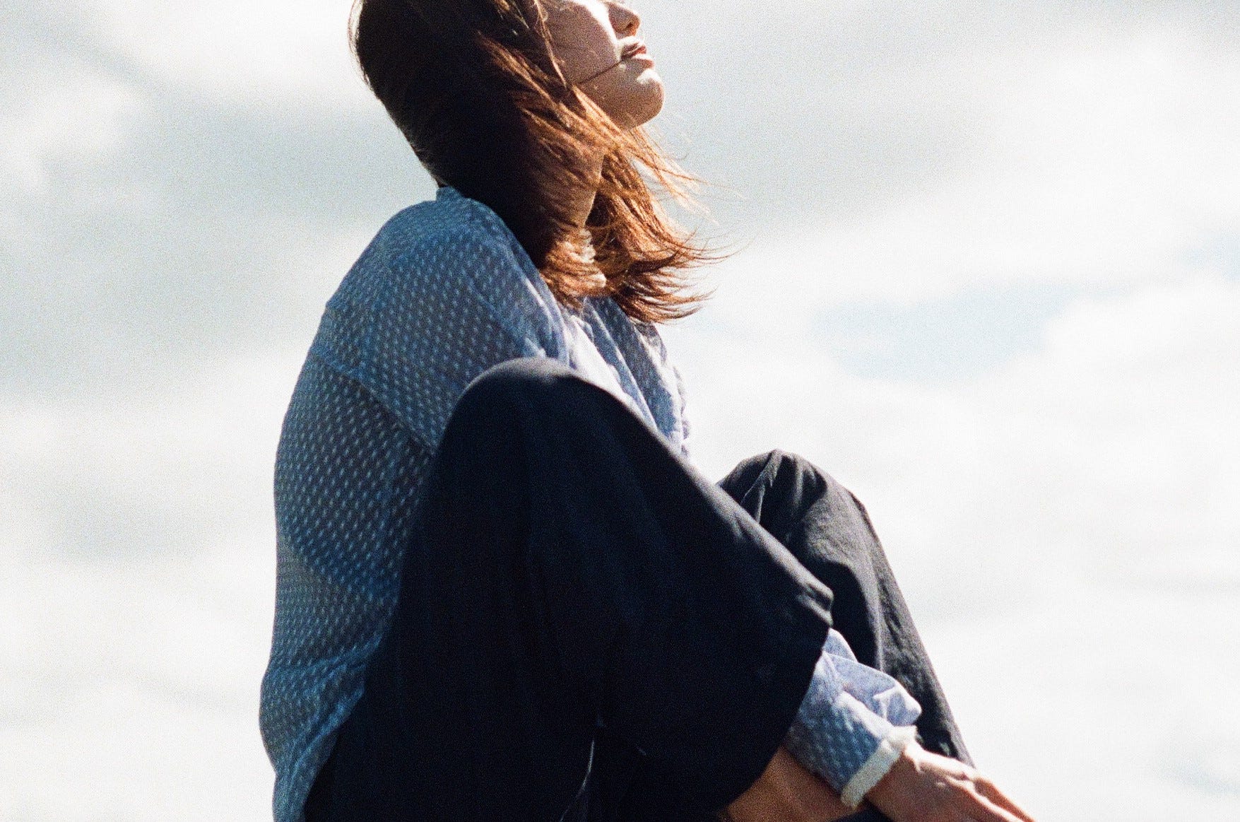 考える女性
