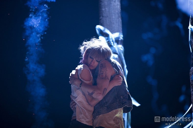 テイラー・スウィフト、切ないキスシーン披露