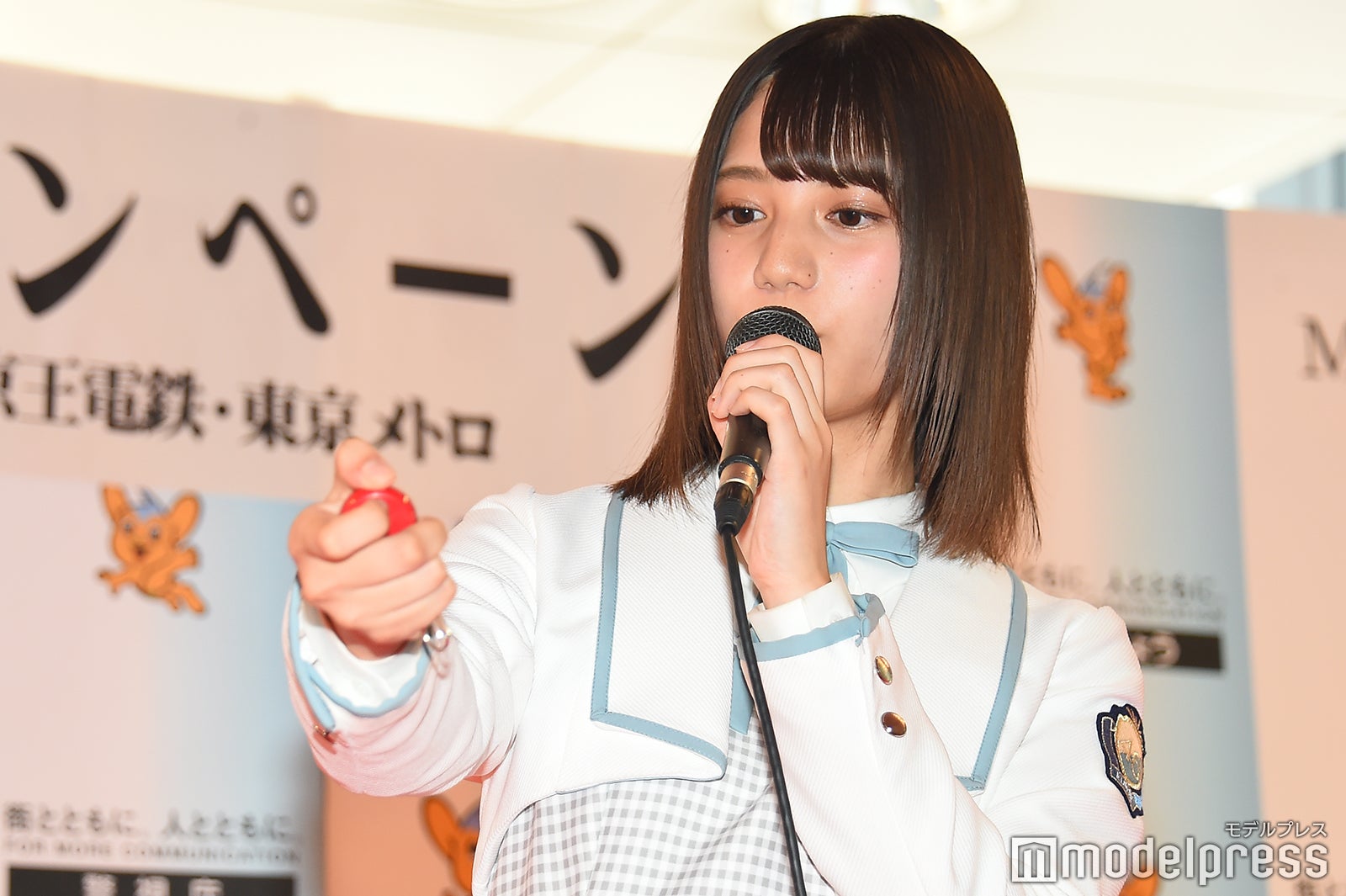 防犯ブザーを押してみる小坂菜緒（C）モデルプレス