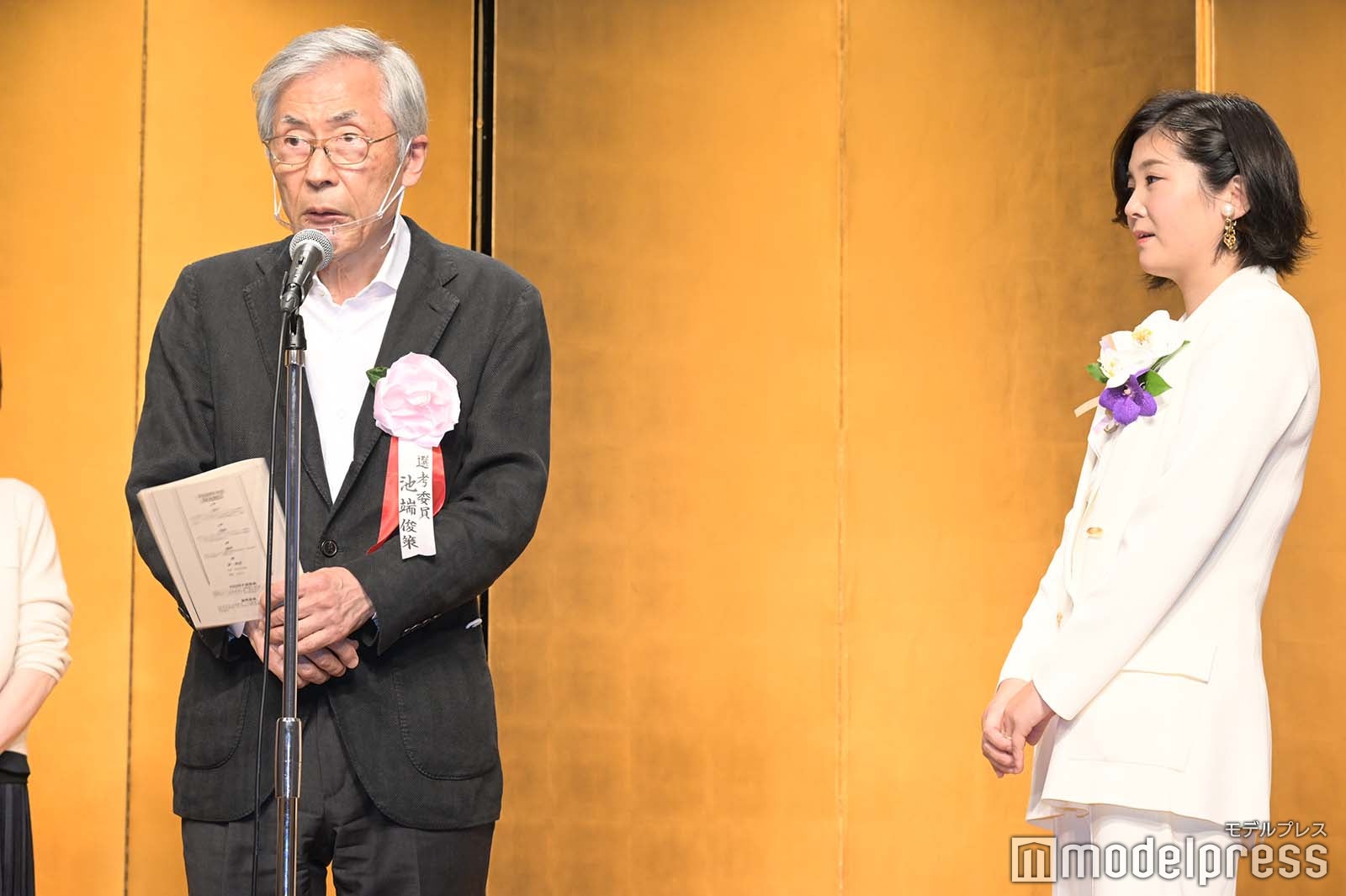 贈賞式の様子／（右）吉田恵里香氏（C）モデルプレス