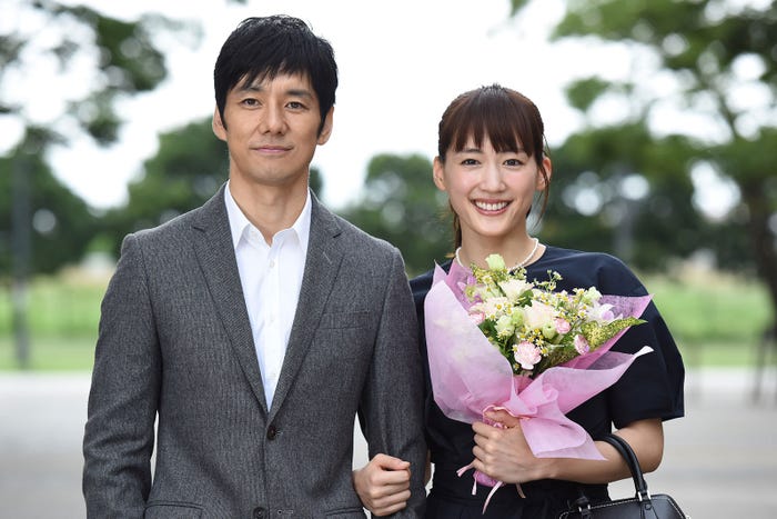 西島秀俊、綾瀬はるか/「奥様は、取り扱い注意」第1話より(画像提供:日本テレビ)