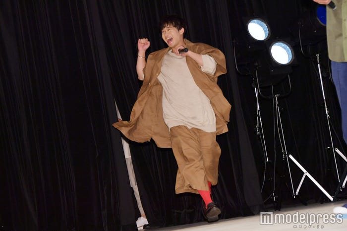 とびきりの笑顔で入場する矢本悠馬 (C)モデルプレス