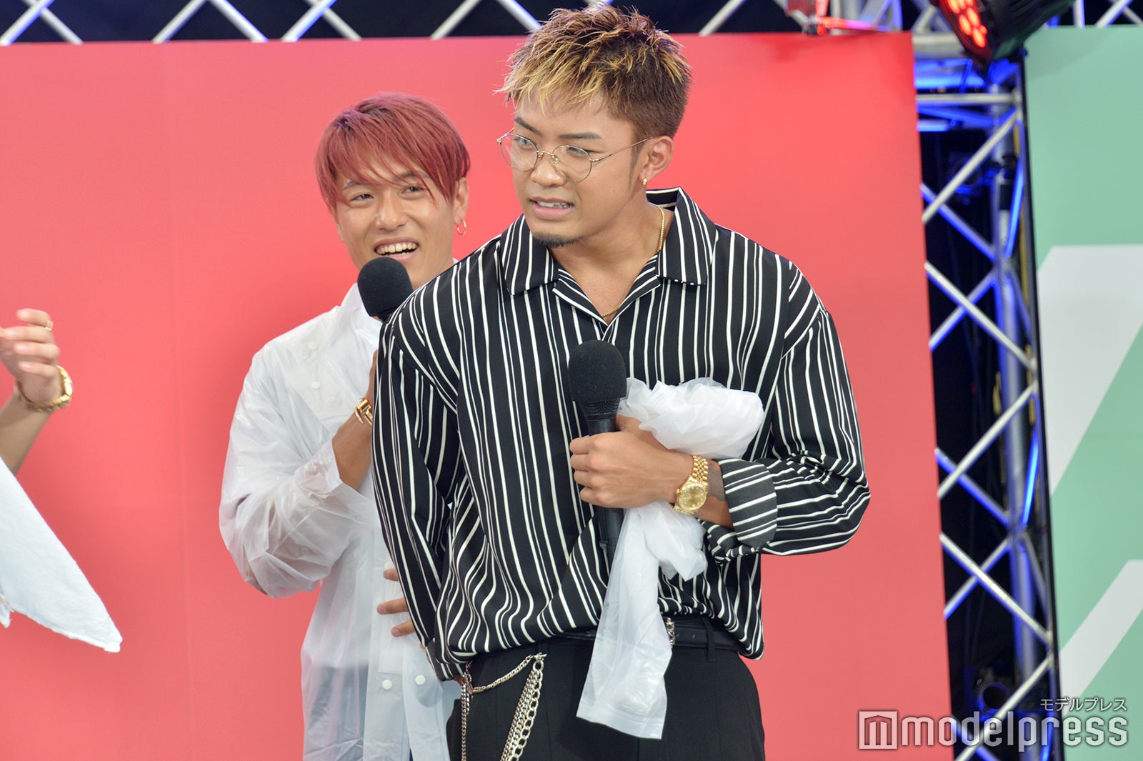 片寄の“萌えジェネ”の威力に悶絶中の数原龍友 （C）モデルプレス