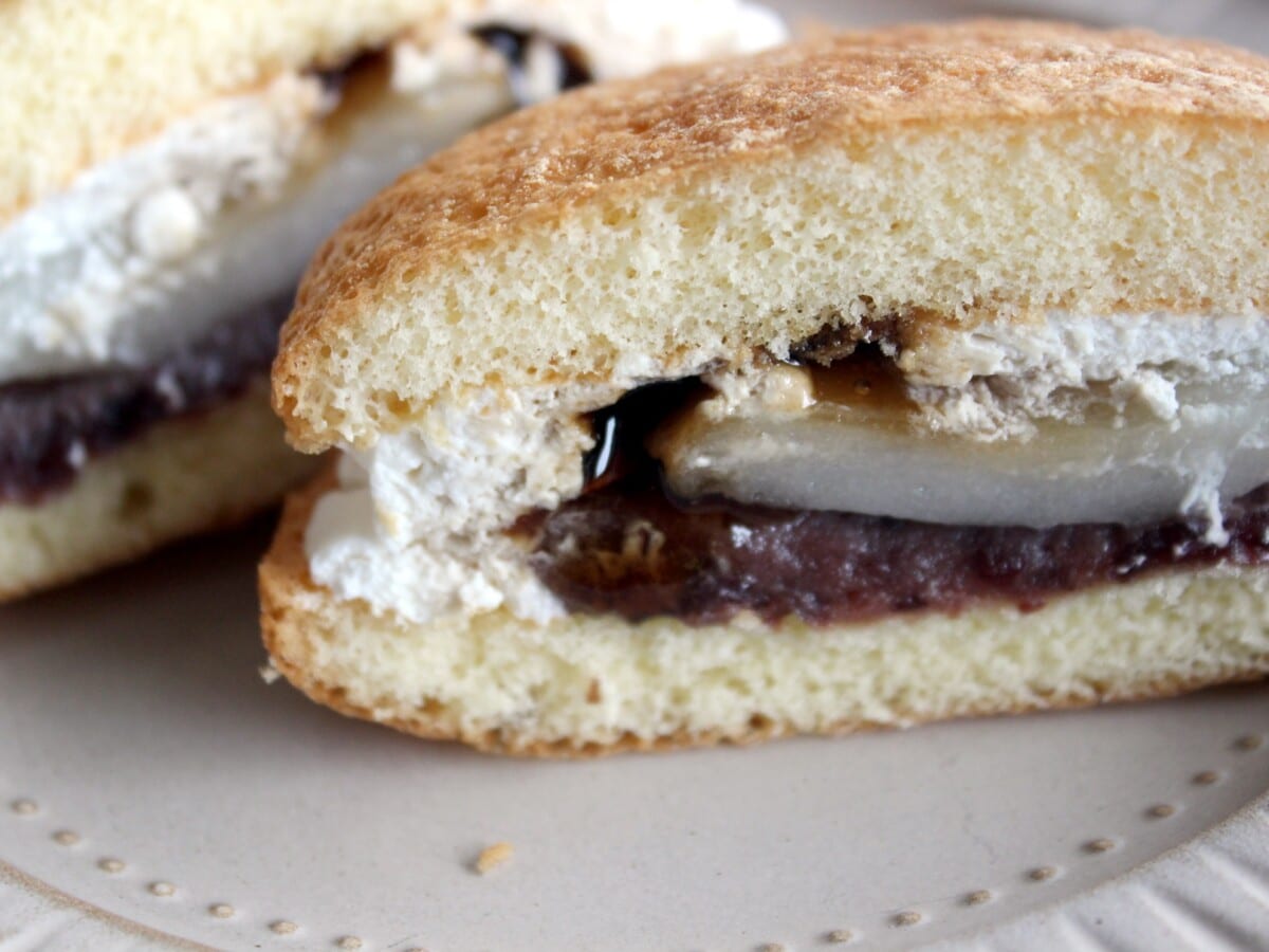 アクセントになる黒みつは、粒あん、お餅、ホイップクリーム、すべての素材と相性抜群