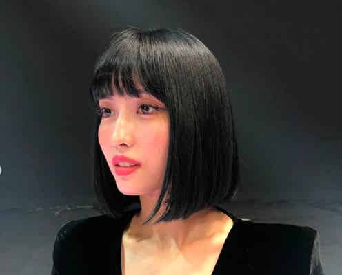 “黒髪ボブ”イメチェンが話題のTWICEモモ、胸元SEXYな黒ワンピに絶賛の声