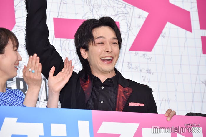 全力笑顔の中村倫也(C)モデルプレス