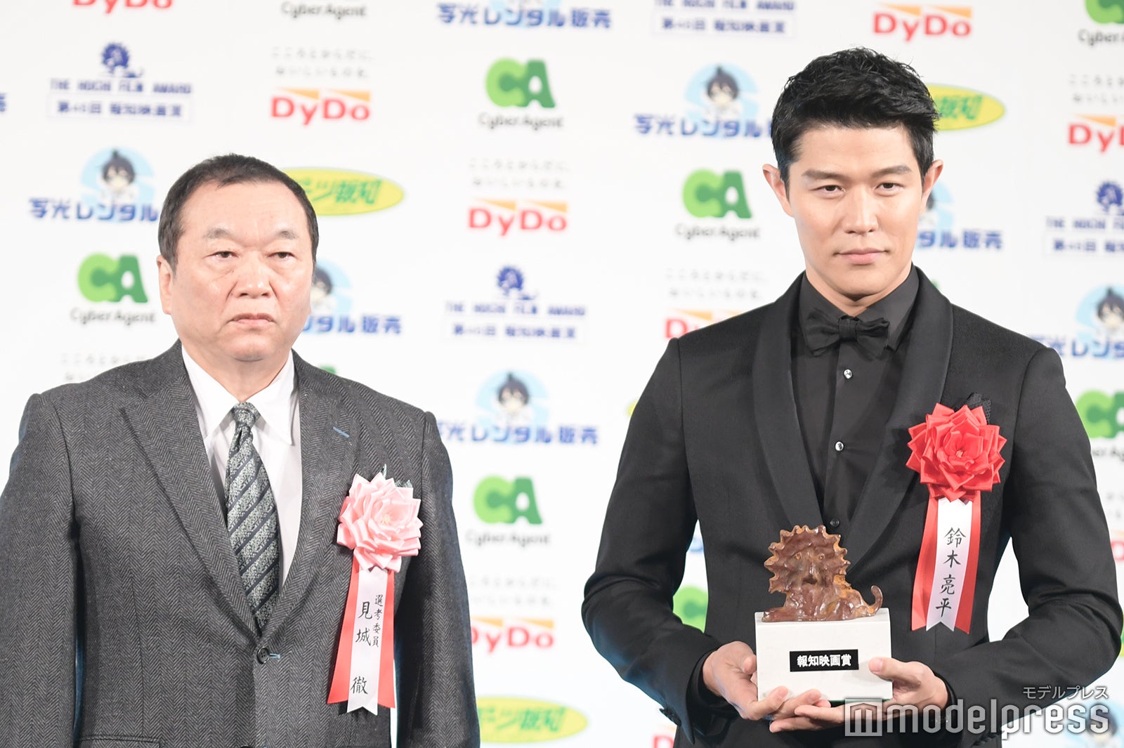 （右）鈴木亮平（C）モデルプレス