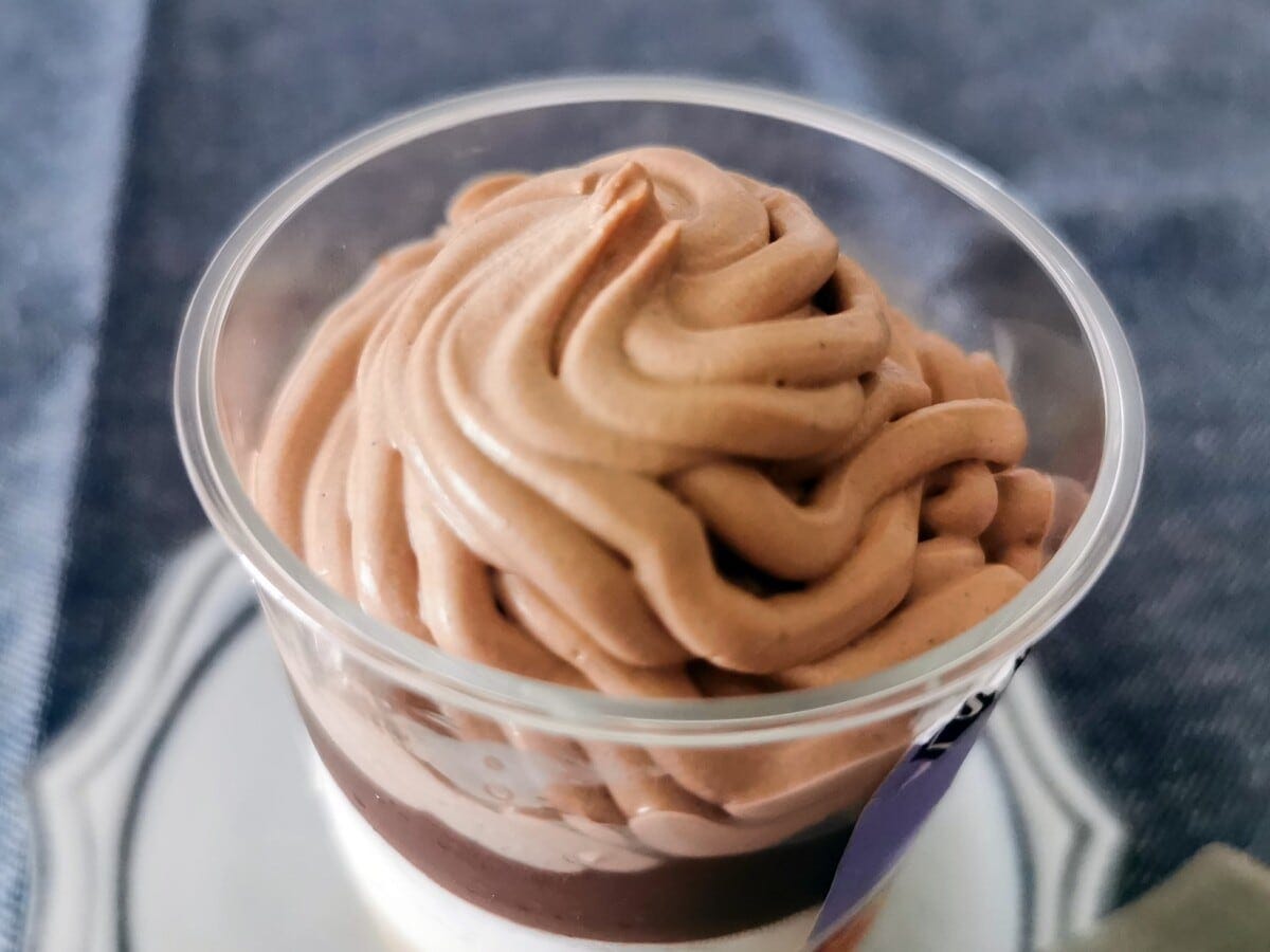 トップには、モンブランに見立てたショコラクリーム