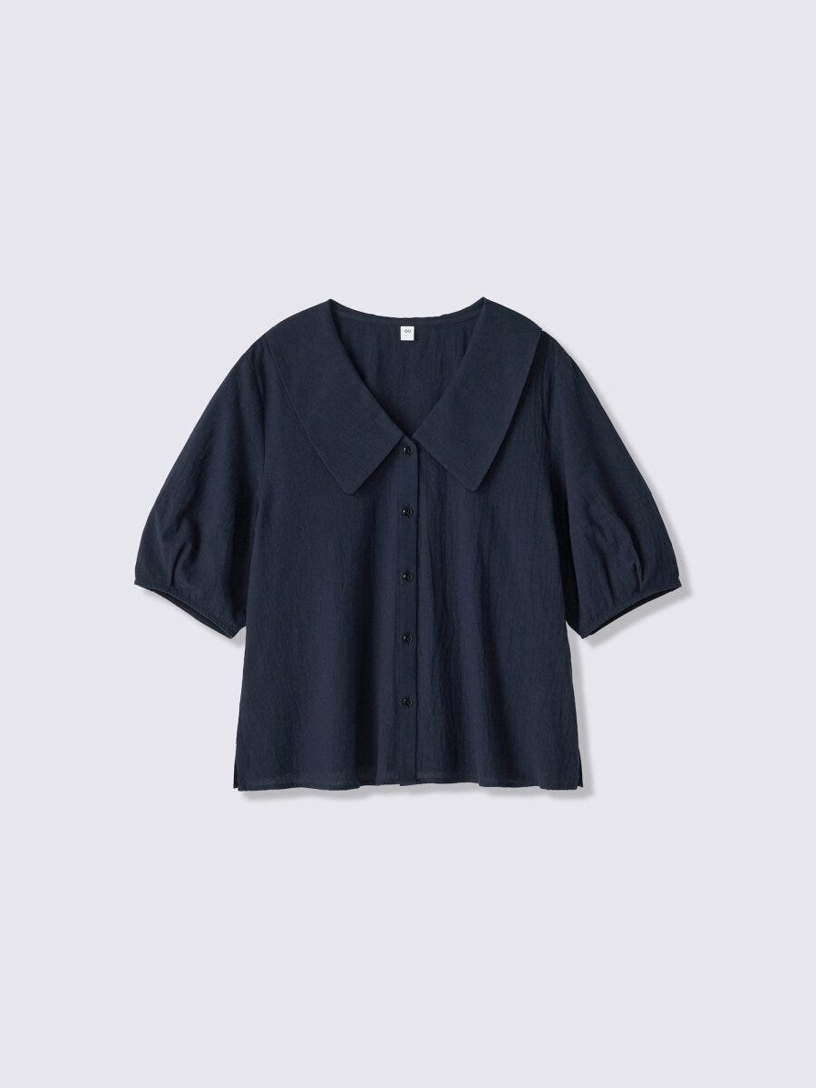 紺色のビッグカラー半袖ブラウスの平置き 紺色のビッグカラー半袖ブラウスの平置き