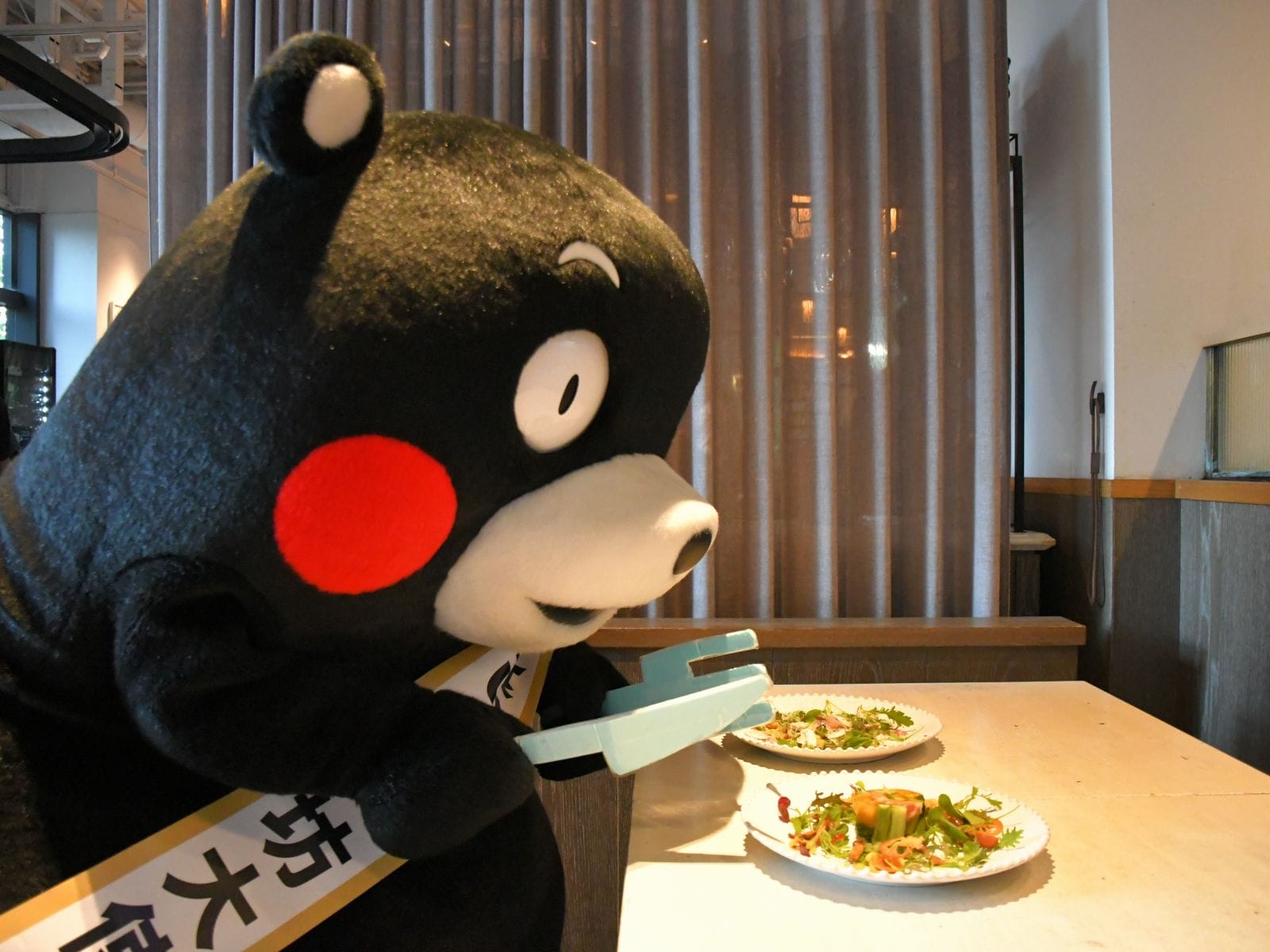 ごちそうに目がくらむ=8月26日、東京都品川区