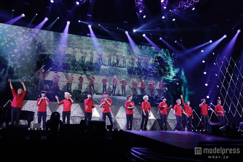 EXO（左から）タオ、レイ、スホ、ディオ、チャンヨル、ルハン、カイ、ベクヒョン、シウミン、チェン、クリス、セフン