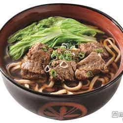 日本初上陸「三商巧福」の人気No.1メニュー「台湾牛肉麺」¥630(税別)【モデルプレス】
