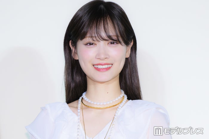 山下美月、ミニ丈ボトムスから伸びる美脚に釘付け「圧倒的な透明感」「細くて長くて綺麗すぎる」の声