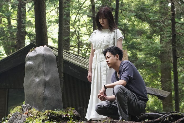 吉川愛、成田凌「降り積もれ孤独な死よ」第4話より(C)井龍一・伊藤翔太/講談社(C)ytv