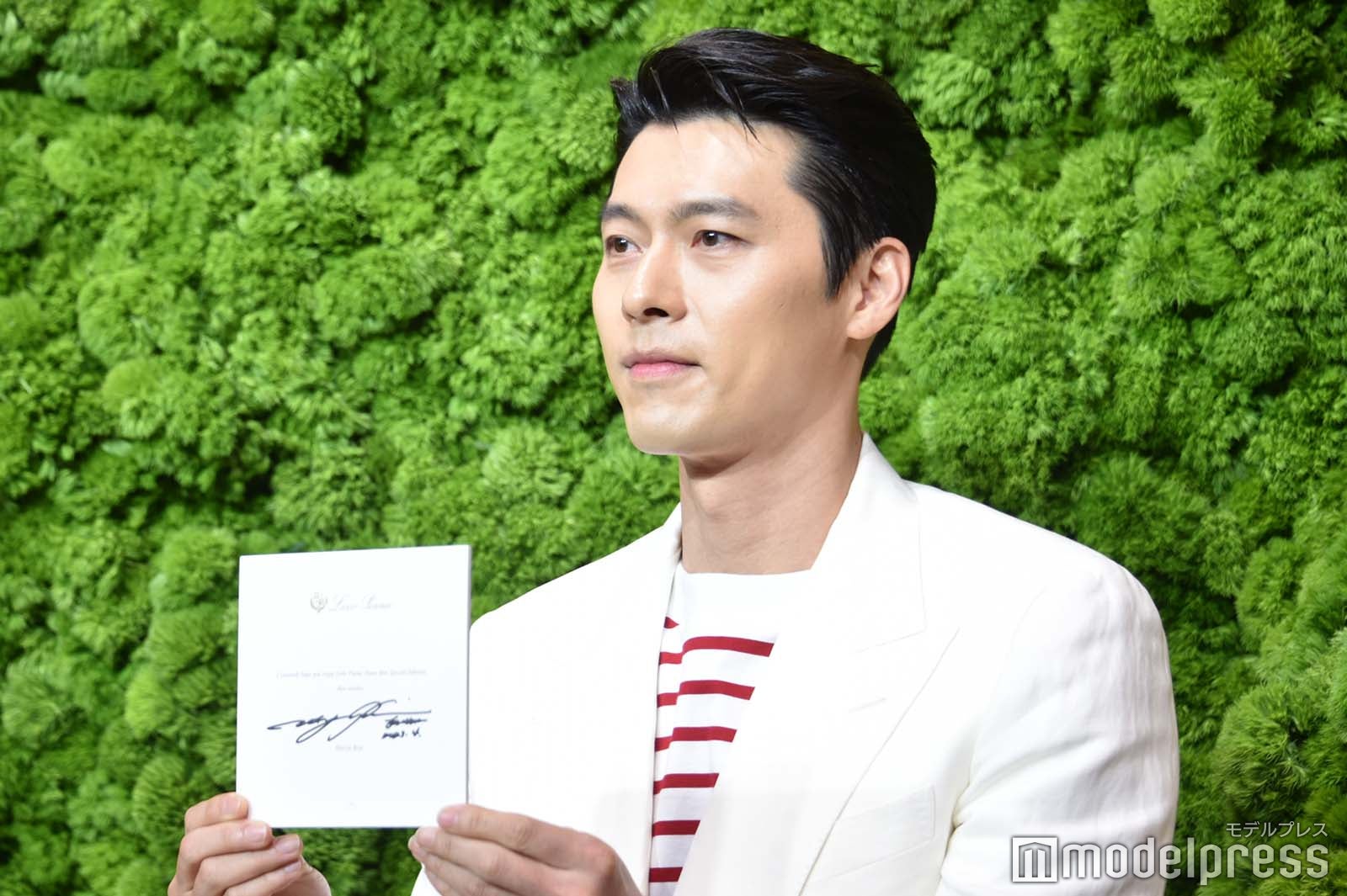 サインをアピールするヒョンビン（C）モデルプレス
