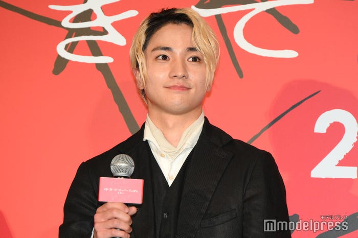 金髪の木戸大聖(C)モデルプレス