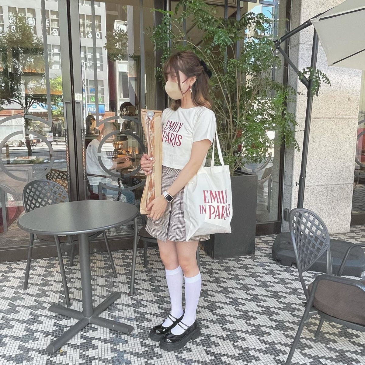 ロゴT×ミニスカートでガーリーコーデ