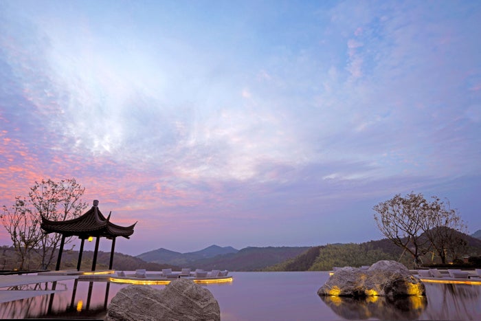 ロビーから見える天台山の夕景／画像提供：星野リゾート