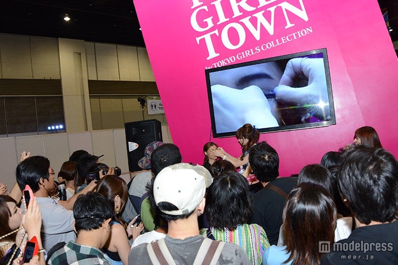 ブースには多くのファンが詰めかけた。