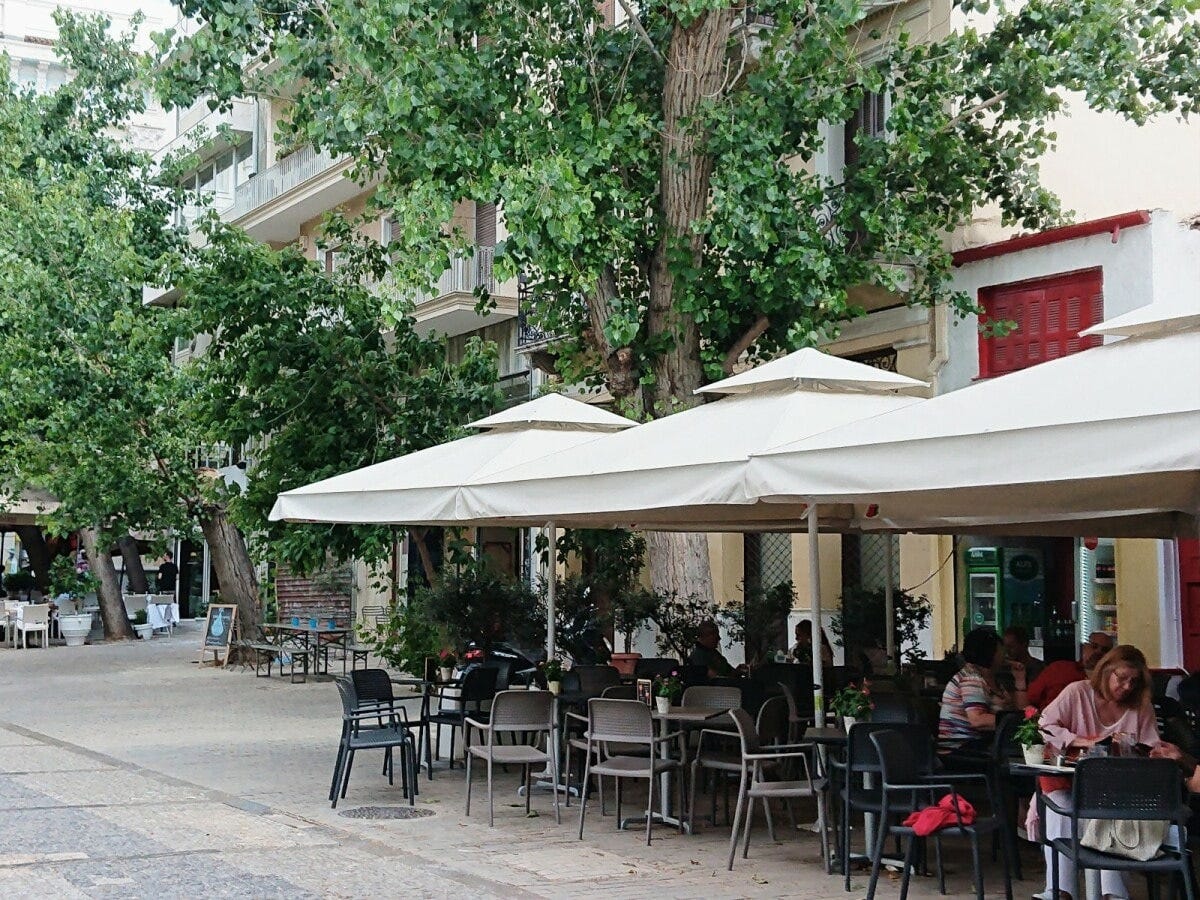 30℃くらいの暑さならば、日影のカフェテラスは爽やかで快適