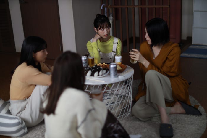 三吉彩花、西野七瀬/「言霊荘」第1話より(C)テレビ朝日