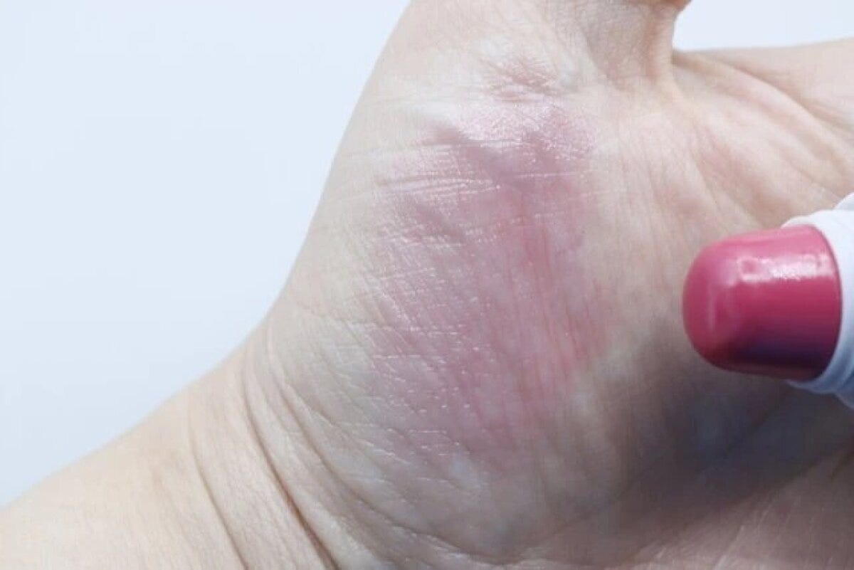 ダイソー　リップアンドハンドクリーム　色味