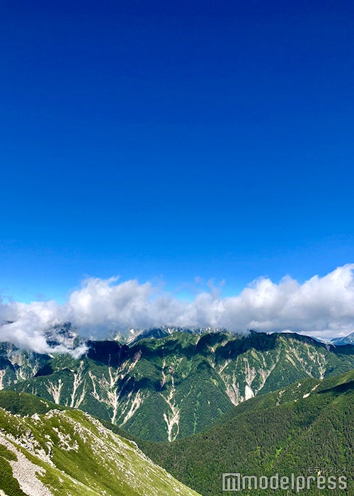 雲で見え隠れする槍、穂高の絶景（C）モデルプレス