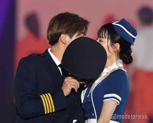 カップルYouTuberなこなこ、ステージでキス?パイロット&CAコスで“禁断の恋”<関西コレクション2022A/W>