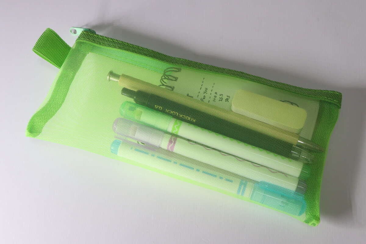 ダイソーのメッシュペンケース（NCS、アップルグリーン）の使用例